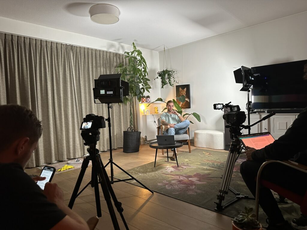 Op een set van Enhancement Media in een woonkamer